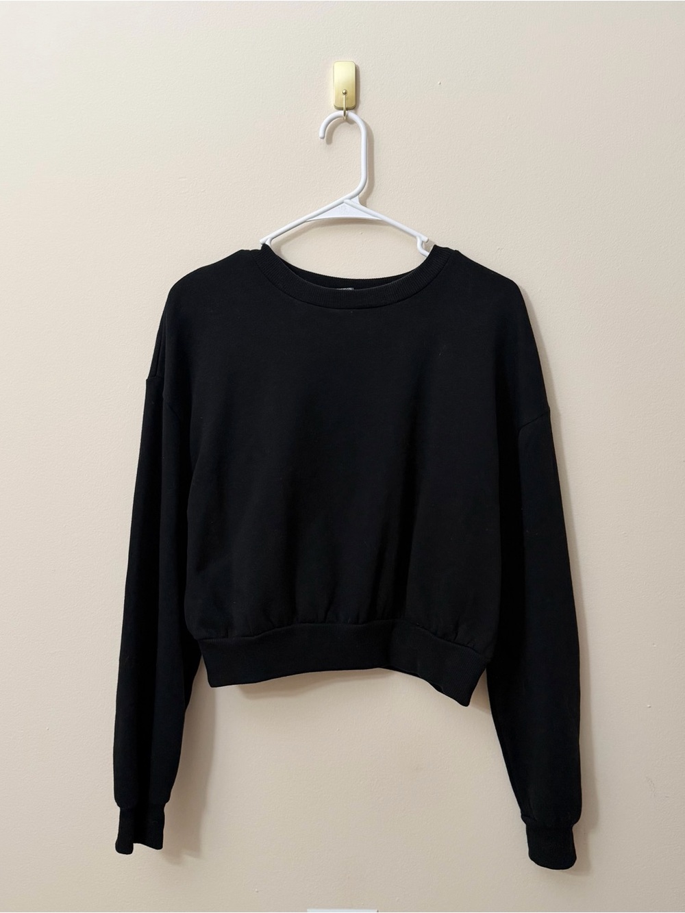 Wild Fable Women’s Black Cropped Crewneck Sweatshirt Size Medium